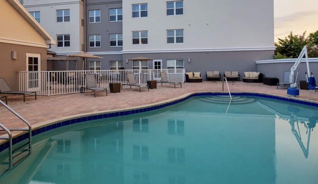 Pet-Friendly Tampa Escape: Comfortable Suites with Kitchen & Pool