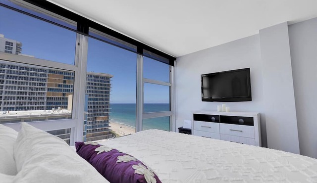 Beachfront 2-bedroom condo directly on the beach -last minute special rates
