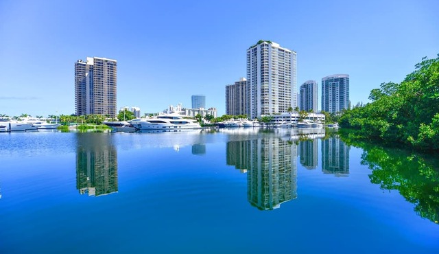 Exclusive Yacht Club Condo 10 Min to the Beach