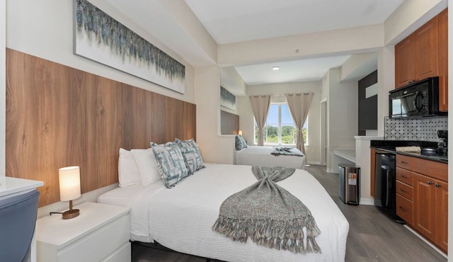 2 Suites, Sleep 6, Kitchen, Near Epic Univ