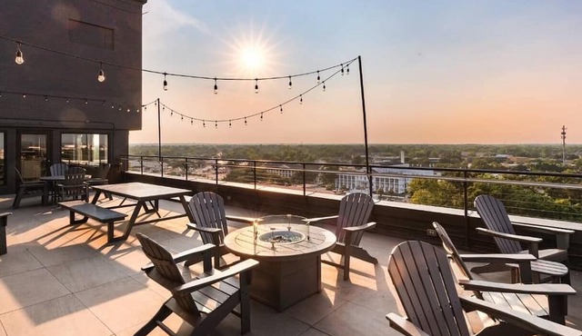 Come stay at our Horizon Hideaway. A modern downtown studio.