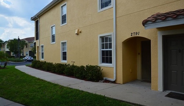 Oakwater Resort, Two Miles to Disney, Lake View, Relax in our Hot Tub and Pool!