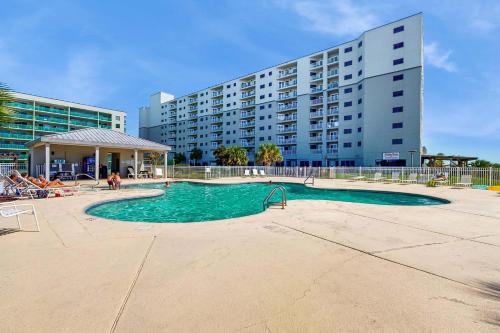 Snowbird-friendly hotel suite with beach access shared pool and dining