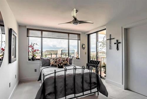 Waterfront 2BR Condo with Panoramic Bay Views