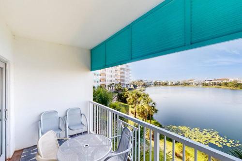 Boutique studio walking distance to the Gulf- resort pools & amenities