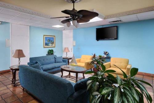 Quality Inn & Suites Gulf Breeze Bayside near Pensacola Beach