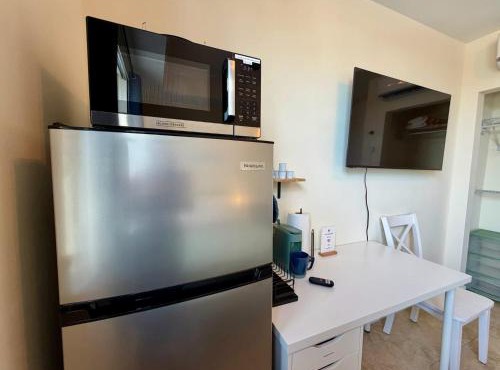 NEW Sun-Filled Queen Studio near Beach