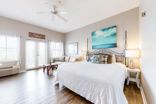Cozy Hotel-Style- near beach & dining with kitchenette pools hot tub & tennis