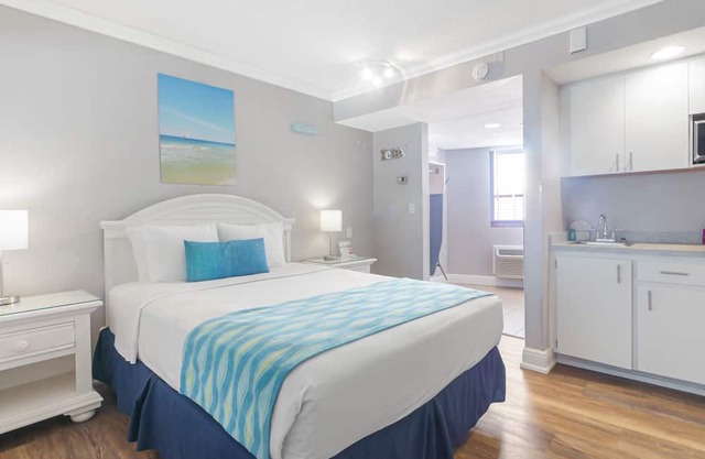 Pelican Pointe 311:Walk to Beach~Pool~Free Parking