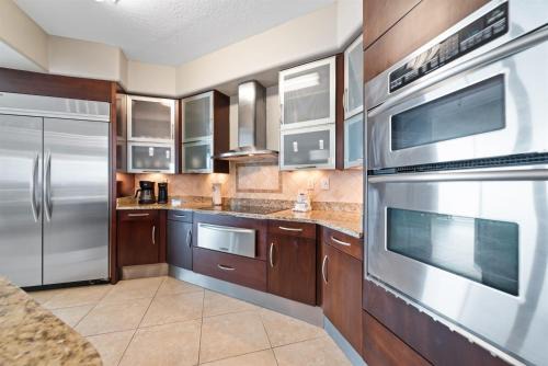 Bella Luna 407-Luxury Condo-Sleeps 8-Walk to Flora-Bama-2 King Beds-Flora-Bama